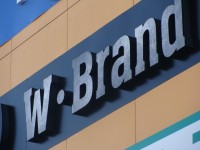 Вывеска "W-Brand". Фон - композитная панель, буквы и знак - объемные световые.